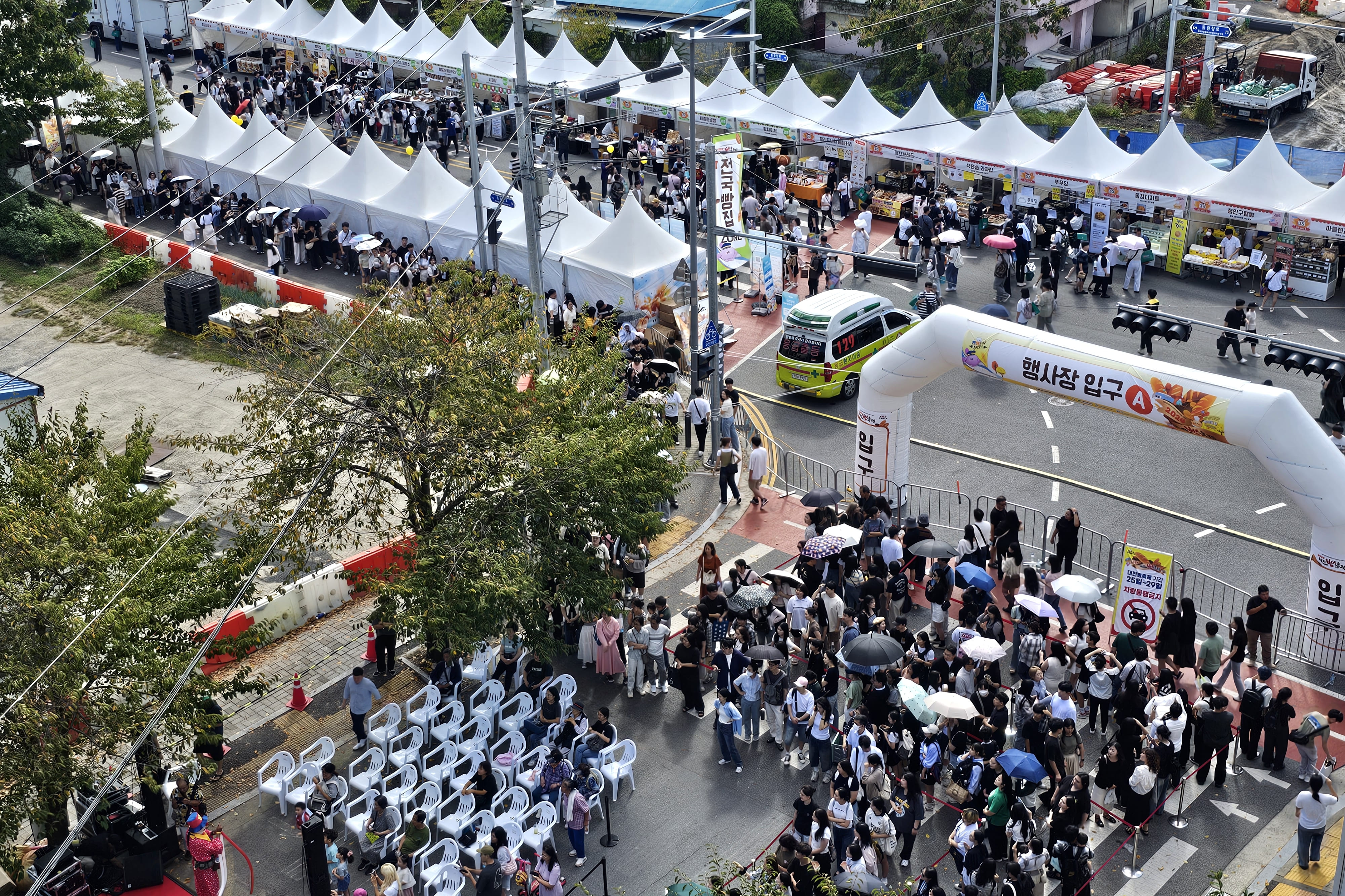 대전 빵축제 부스와 방문객이 모인 행사 현장